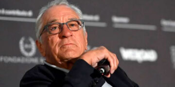 De Niro llama ‘cobarde’ a Trump en acto en Nueva York
