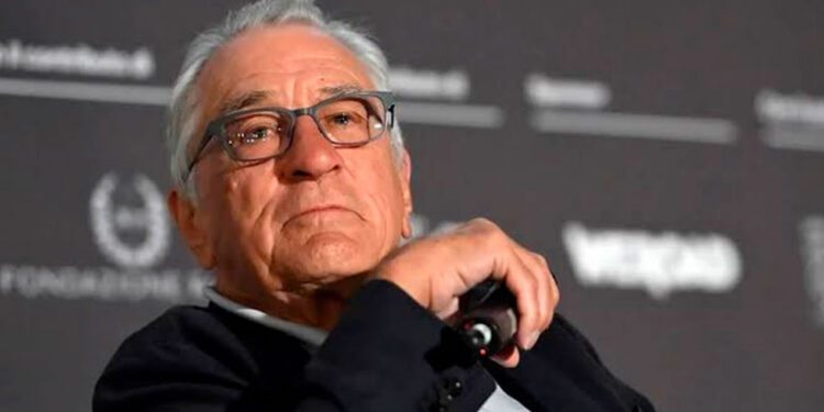 De Niro llama ‘cobarde’ a Trump en acto en Nueva York