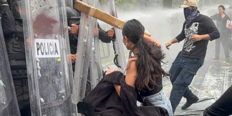 28 policías heridos y 39 detenidos, saldo de marcha por el agua sucia en Guadalajara