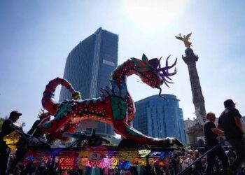 Desfile de Alebrijes: criaturas monumentales llenas de fantasía y color
