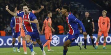 Duelo estelar en París, PSG 4-2 Barcelona; festín en Mánchester, MC 5-1 AEK Atenas